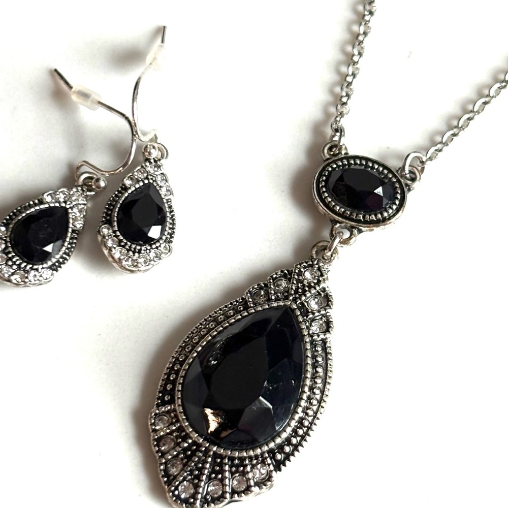 Avon 2013 Black Faceted Stone Marcasite Style Pendant Necklace & Earrings Set